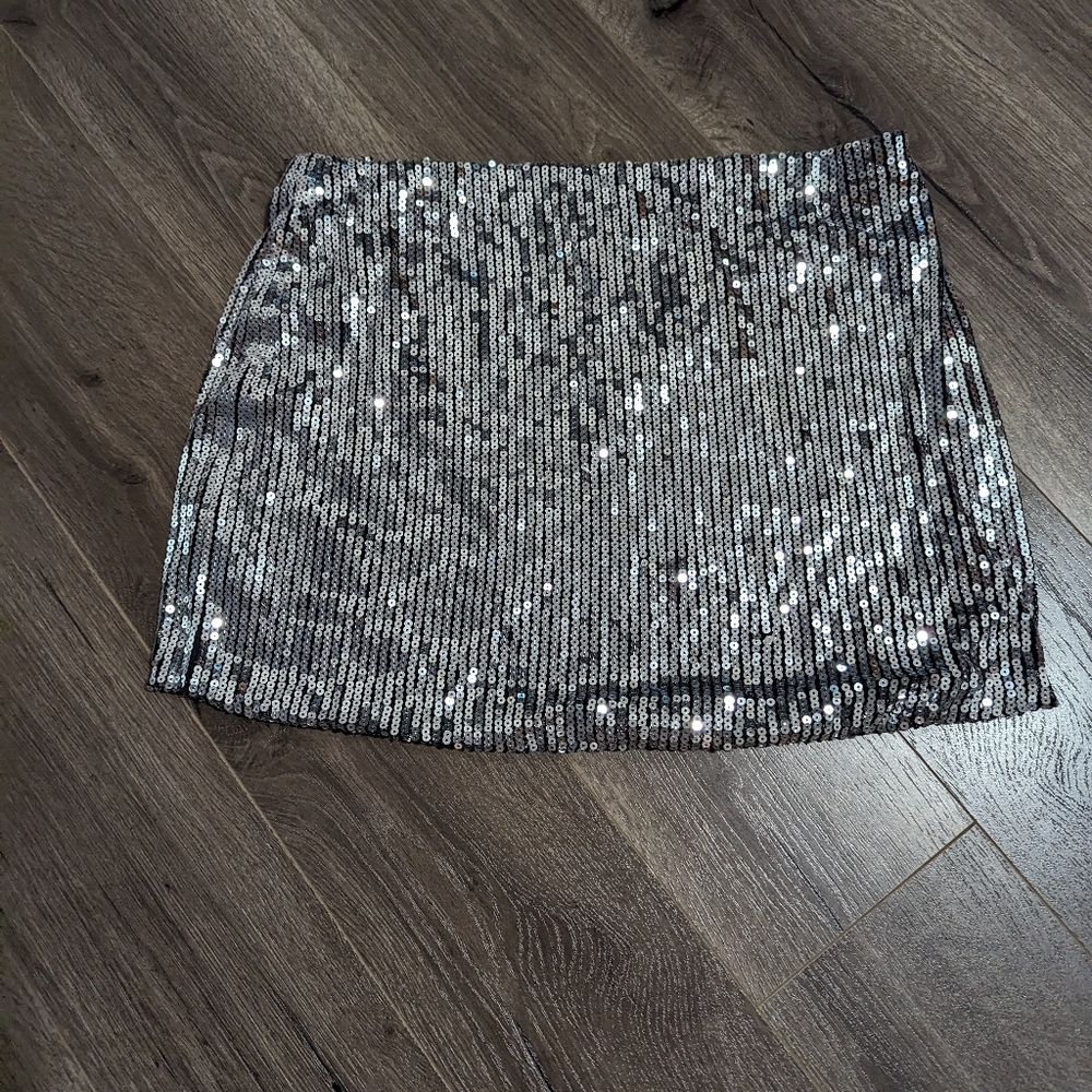 - candy Couture XL silver coloured Sequined mini skirt. Balloon like hem.